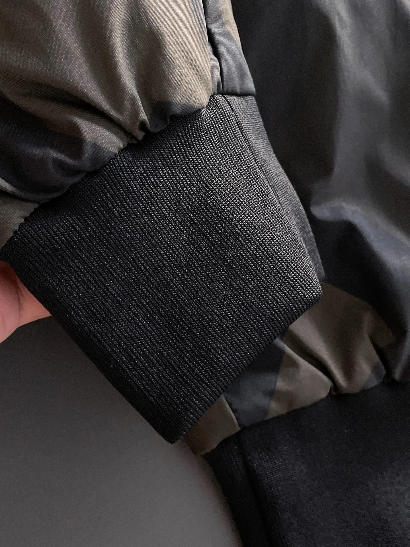 P490 Big Goose 25ss new autumn and winter thickened warm down pants are here🔥A must-have for winter, outdoor windproof, temperature-locking and warm. Made of professional-grade outdoor windproof, waterproof and breathable fabric. Lining is 90% white duck down filling. Lightweight design. Lightweight and warm. Seamless gluing process on the inside. Made of light and bold-proof velvet fabric to effectively prevent velvet running. Original hardware accessories. Classic logo matching. Simple and versatile. The upper body is stylish and not bulky. The style is the same for men and women! Size: M-3XL.